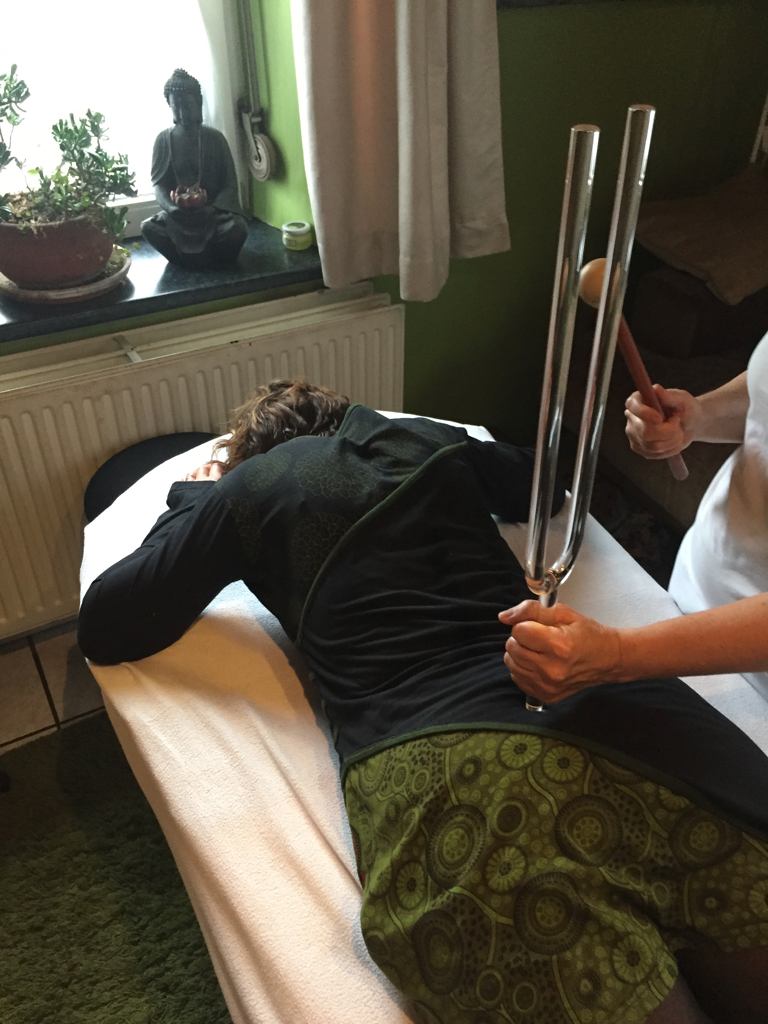 Illustration d'une séance de soin énergétique et vibratoire